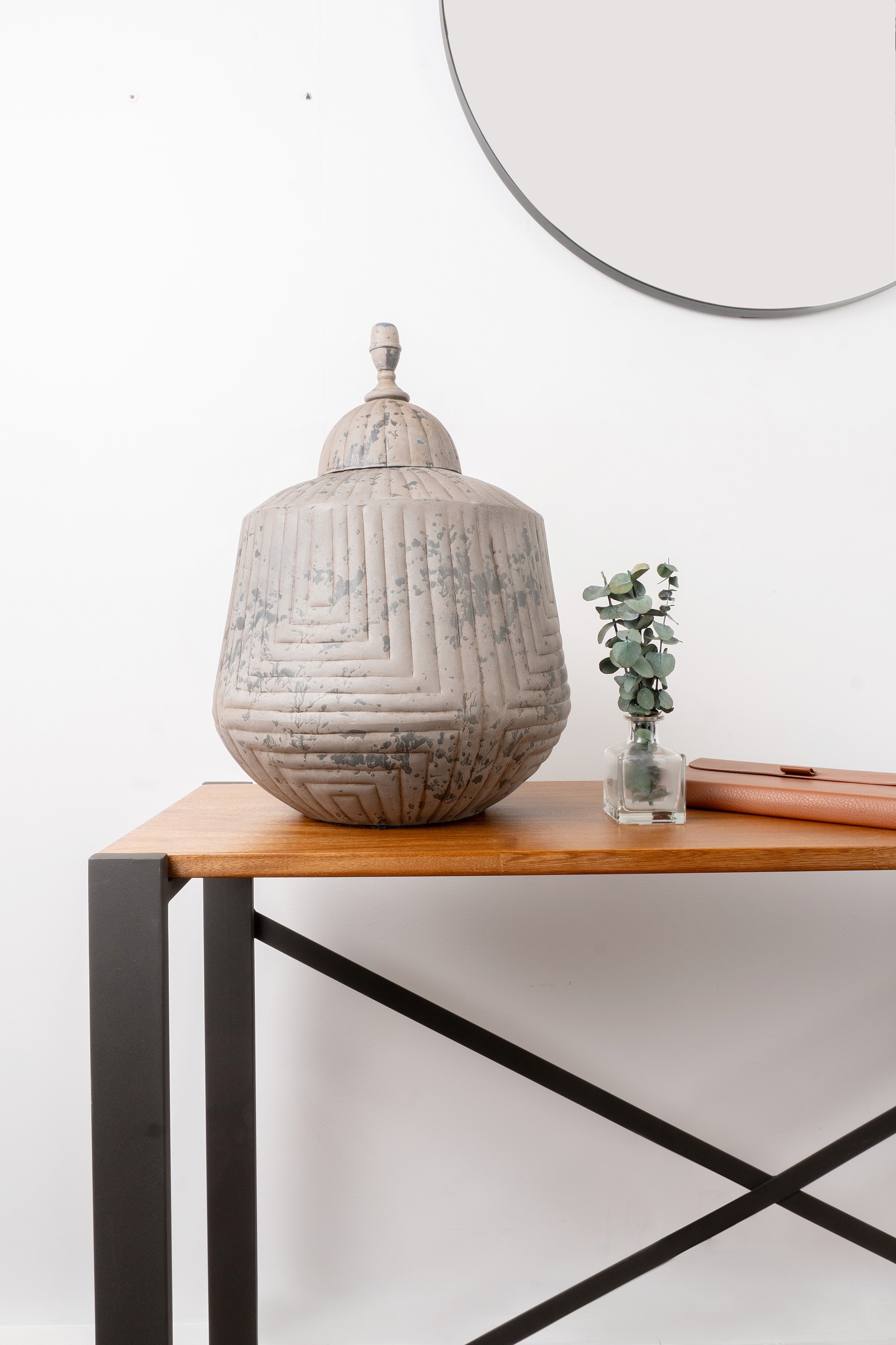 Elegant Recibidor Oxford console table in Flormorado wood with a matte finish and sturdy black steel base, blending style and function.