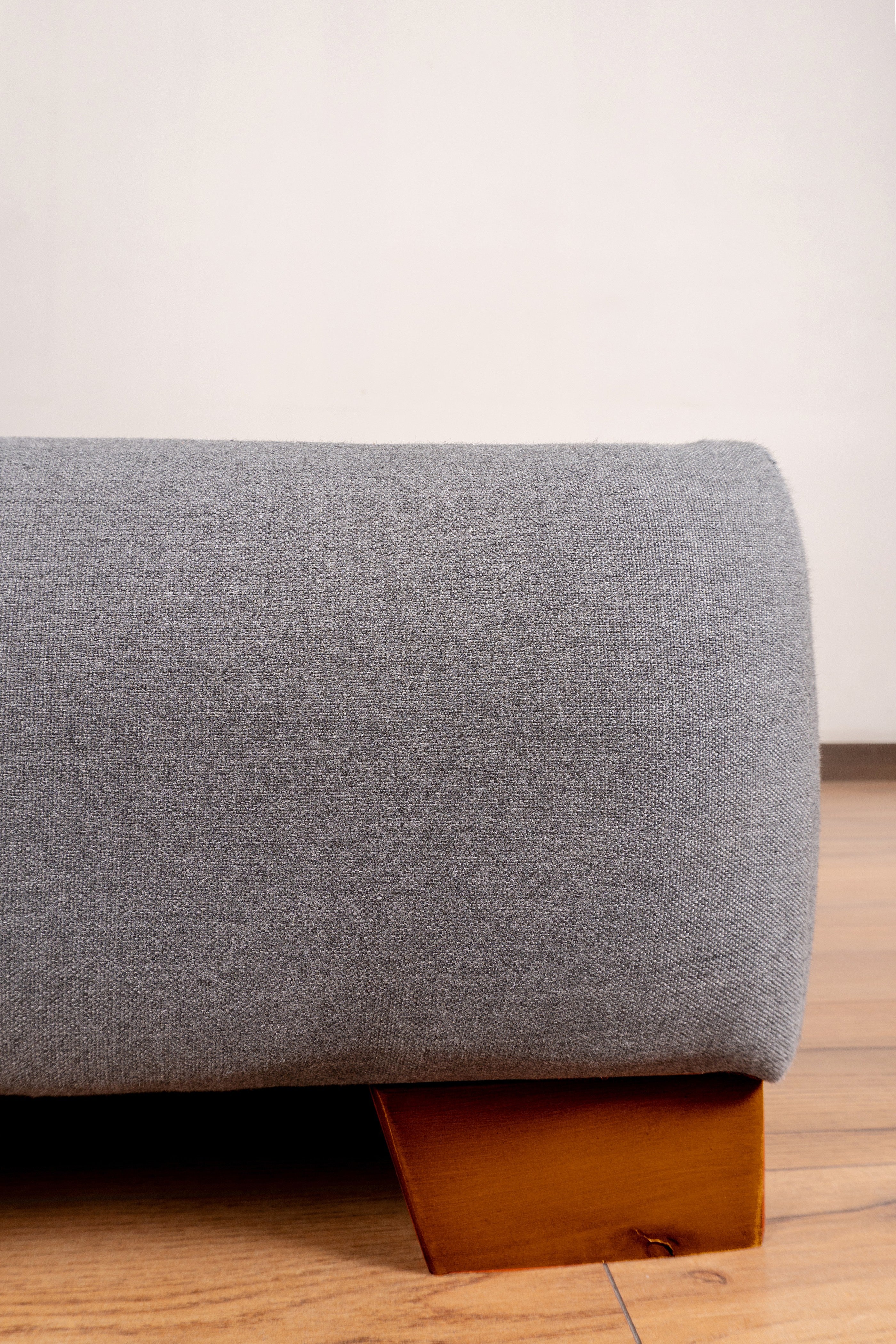 Elegant Base Cama Venecia with a sleek, linen-upholstered frame in neutral tones, perfect for a stylish bedroom setup.