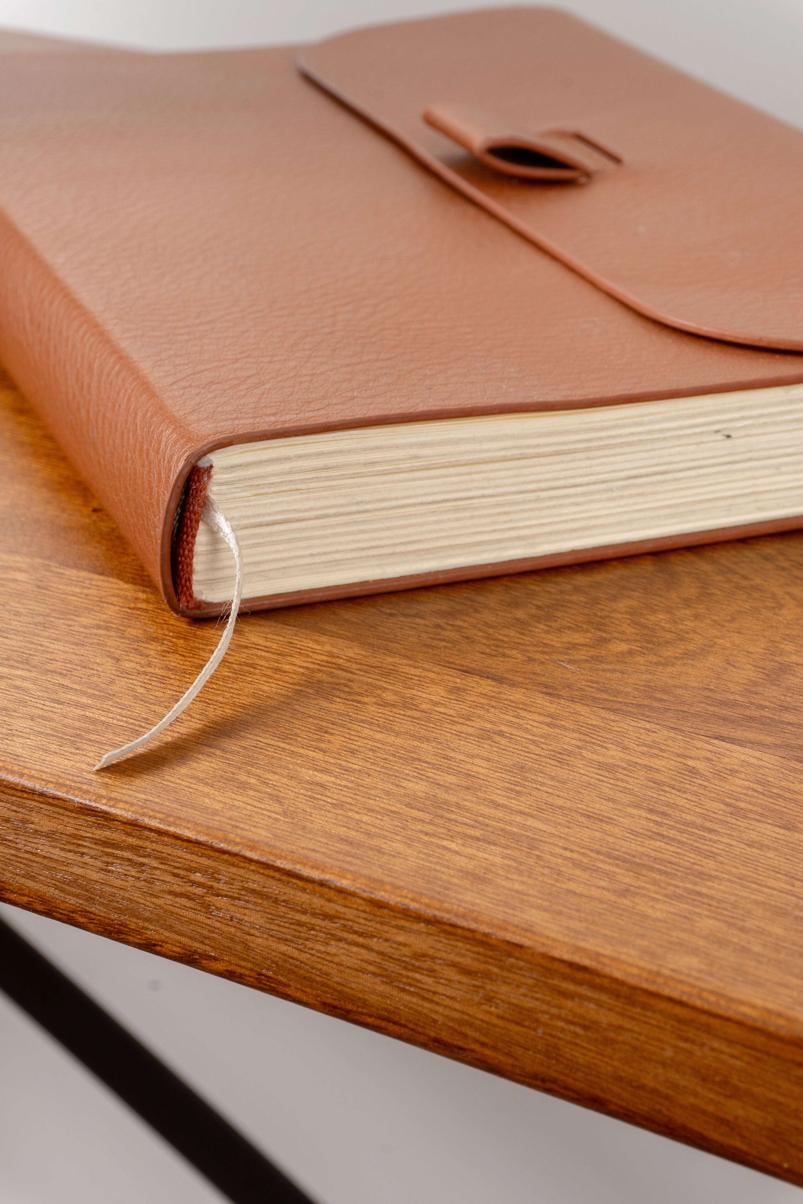 Elegant Recibidor Oxford in Flormorado wood and steel, showcasing a classic, spacious design for stylish home organization.