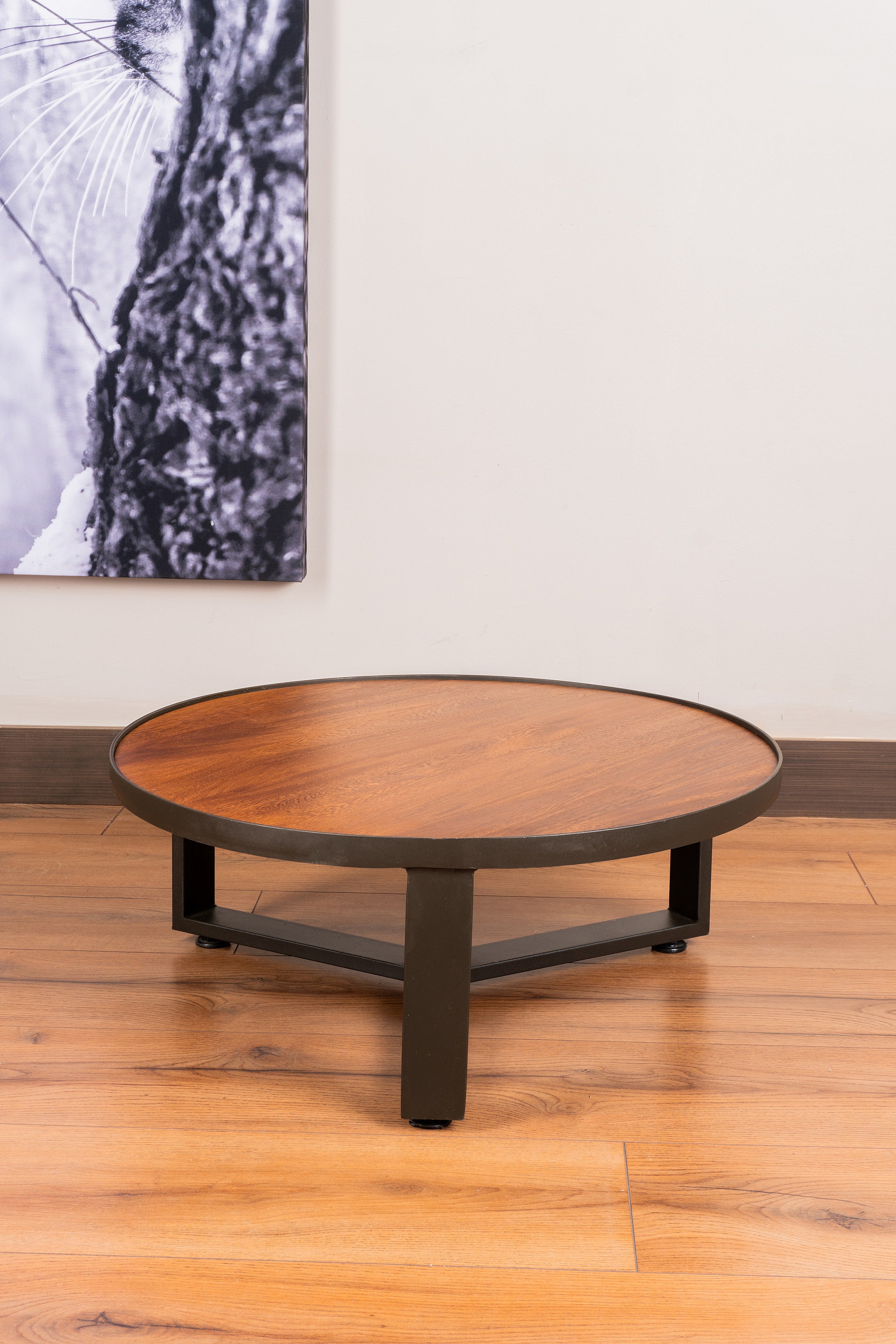 Elegant Mesa de Centro Nápoles with a contemporary light-toned wooden top and matte gray steel frame, perfect for stylish living spaces.