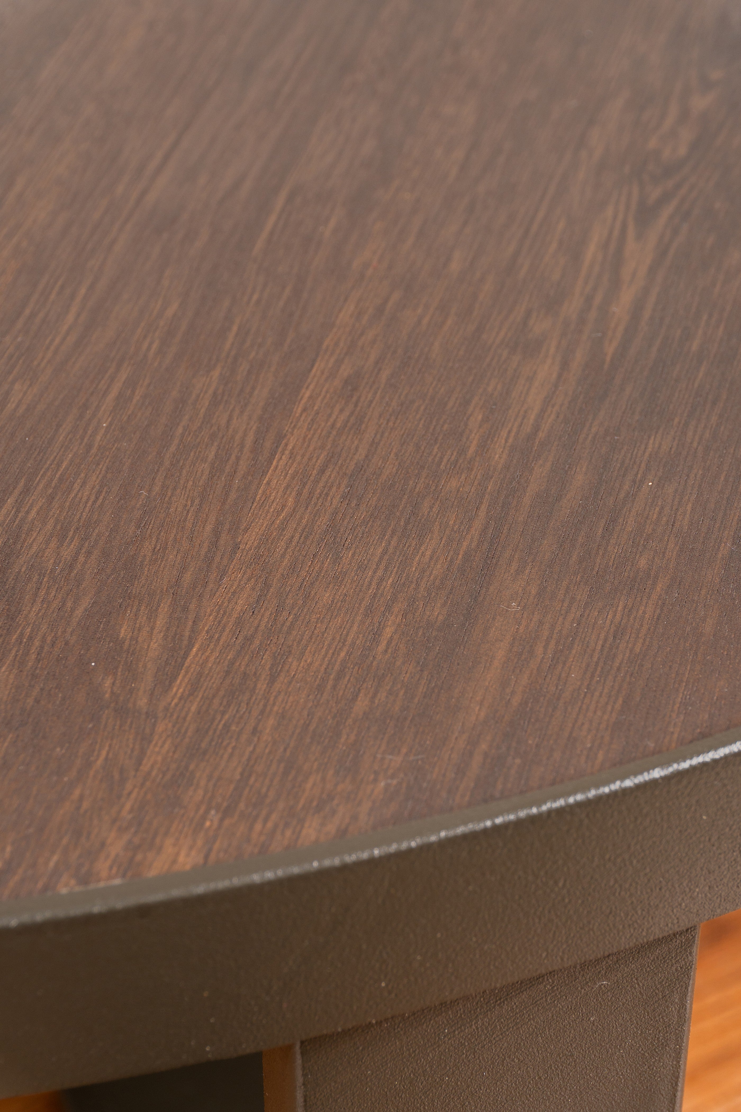 Elegant Mesa de Centro Nápoles with a contemporary design, featuring light-toned Flormorado wood and a matte gray steel frame.