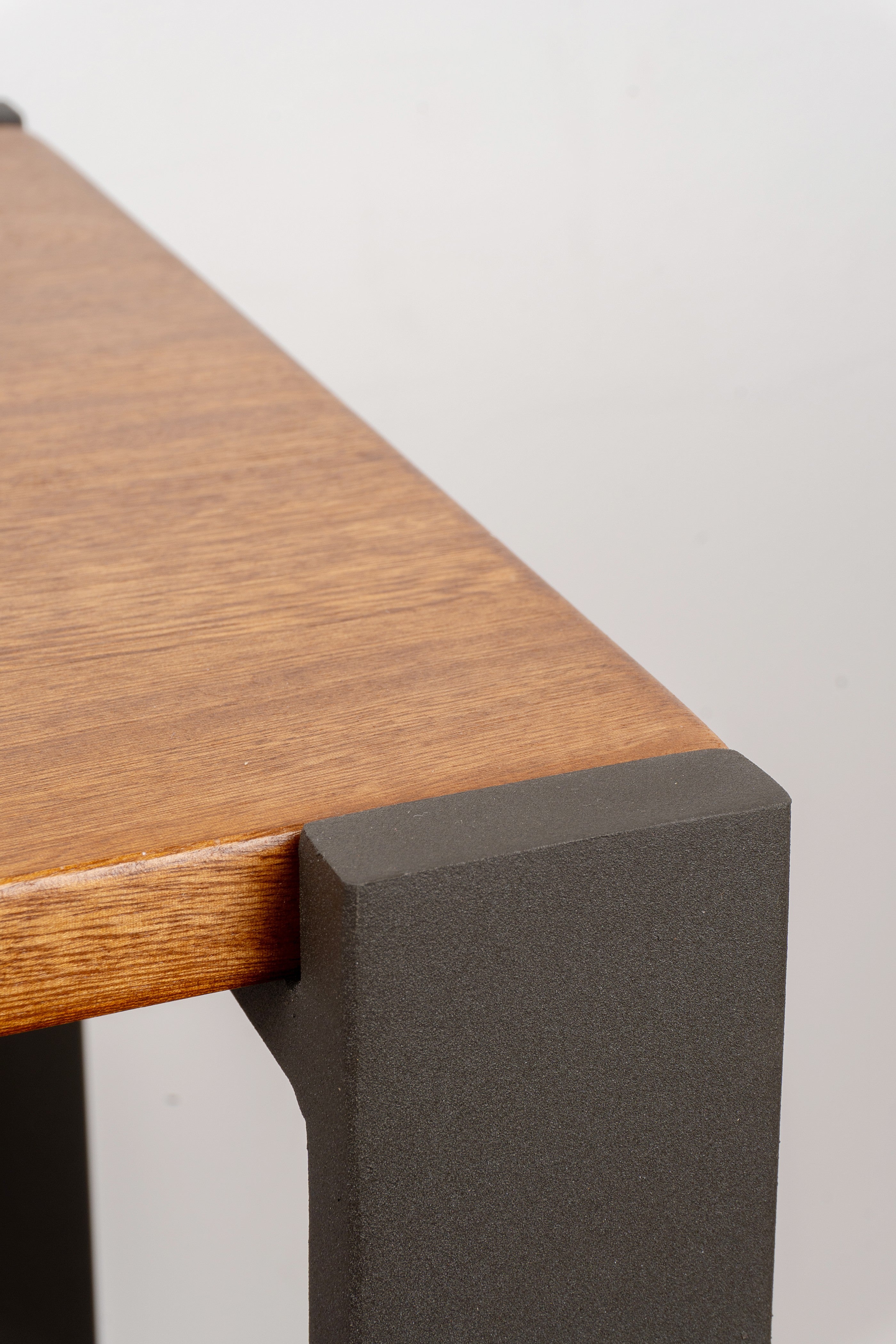 Elegant Recibidor Oxford with a classic wooden design in Flormorado, supported by a sleek steel frame, perfect for stylish entryway organization.