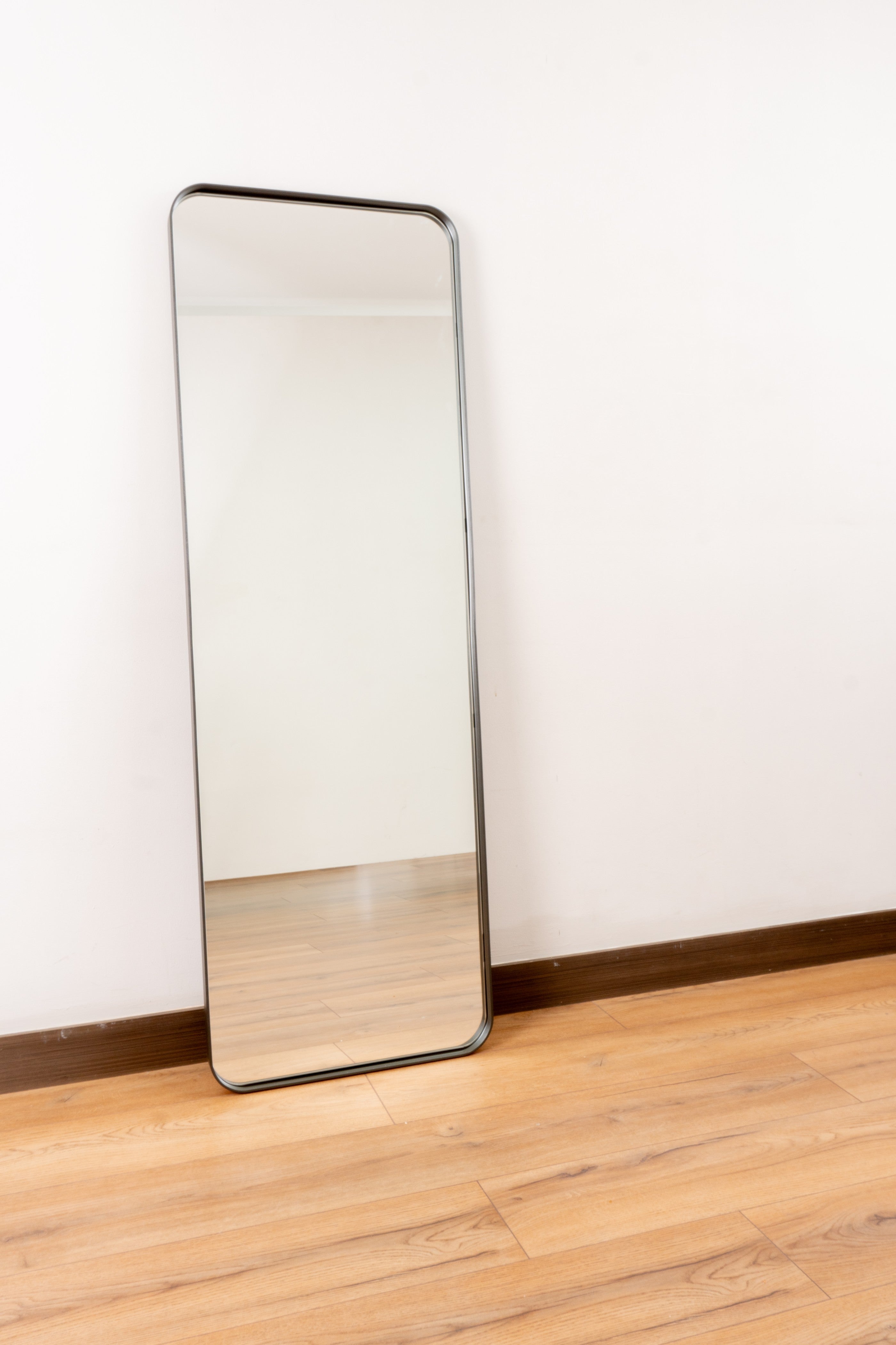 Elegant Espejo Venecia mirror with a sleek, durable steel frame, adding a touch of modern sophistication to any space.