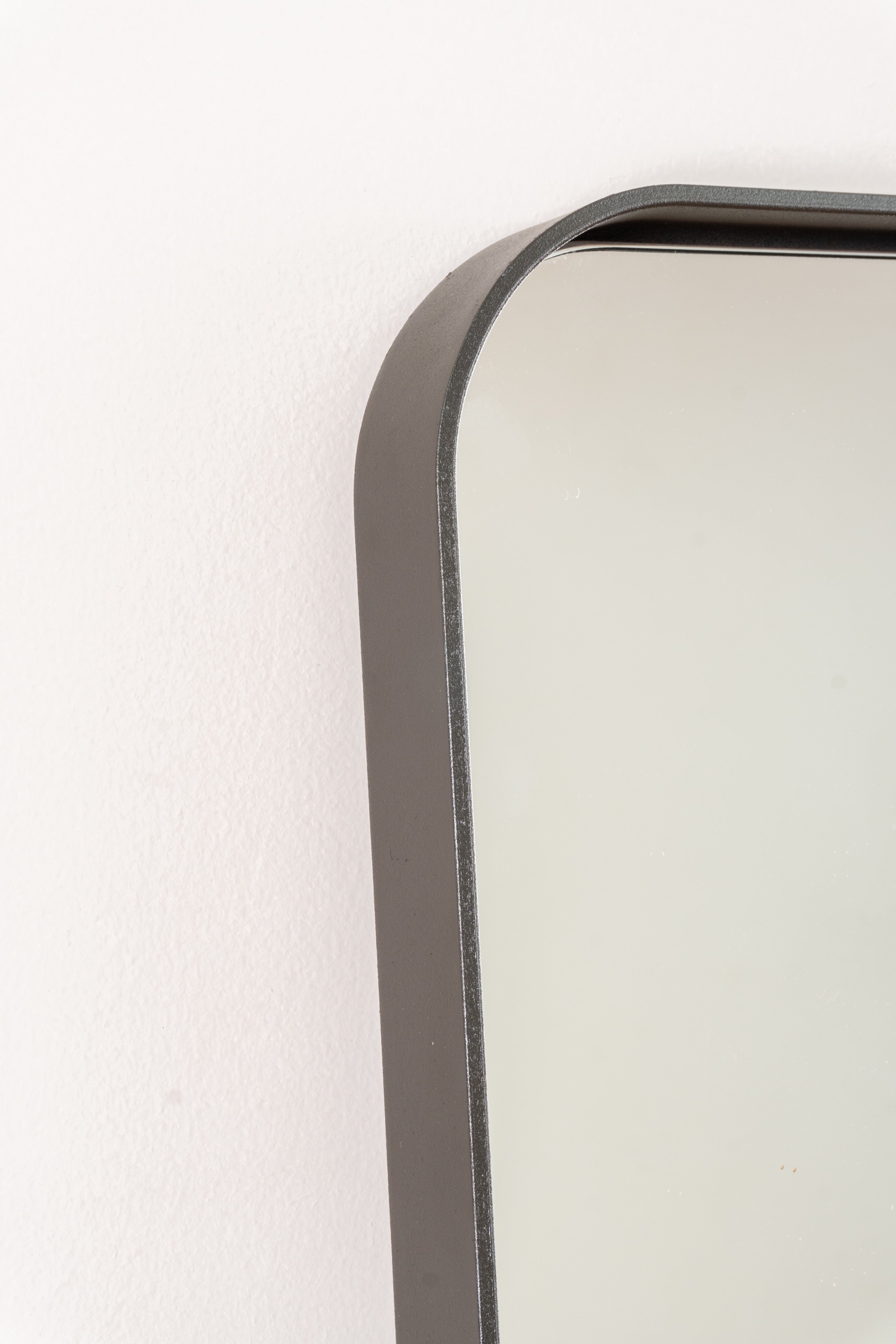 Elegant Espejo Venecia mirror with a sleek, durable steel frame, adding a touch of modern sophistication to any space.