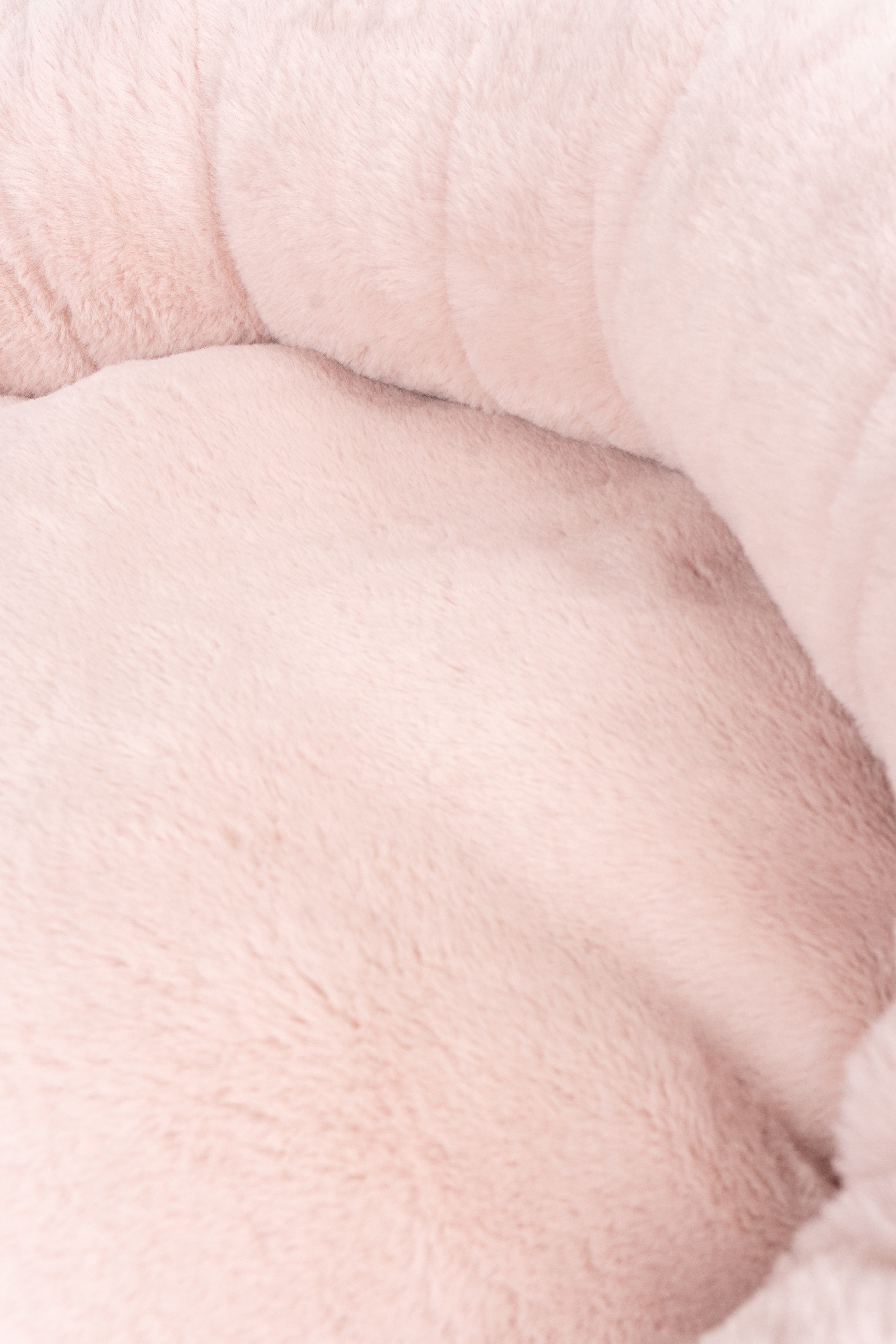 Cozy pink Pouf Pets Paco Palo Rosa pet bed with a soft, plush surface and non-slip base, perfect for pet relaxation.