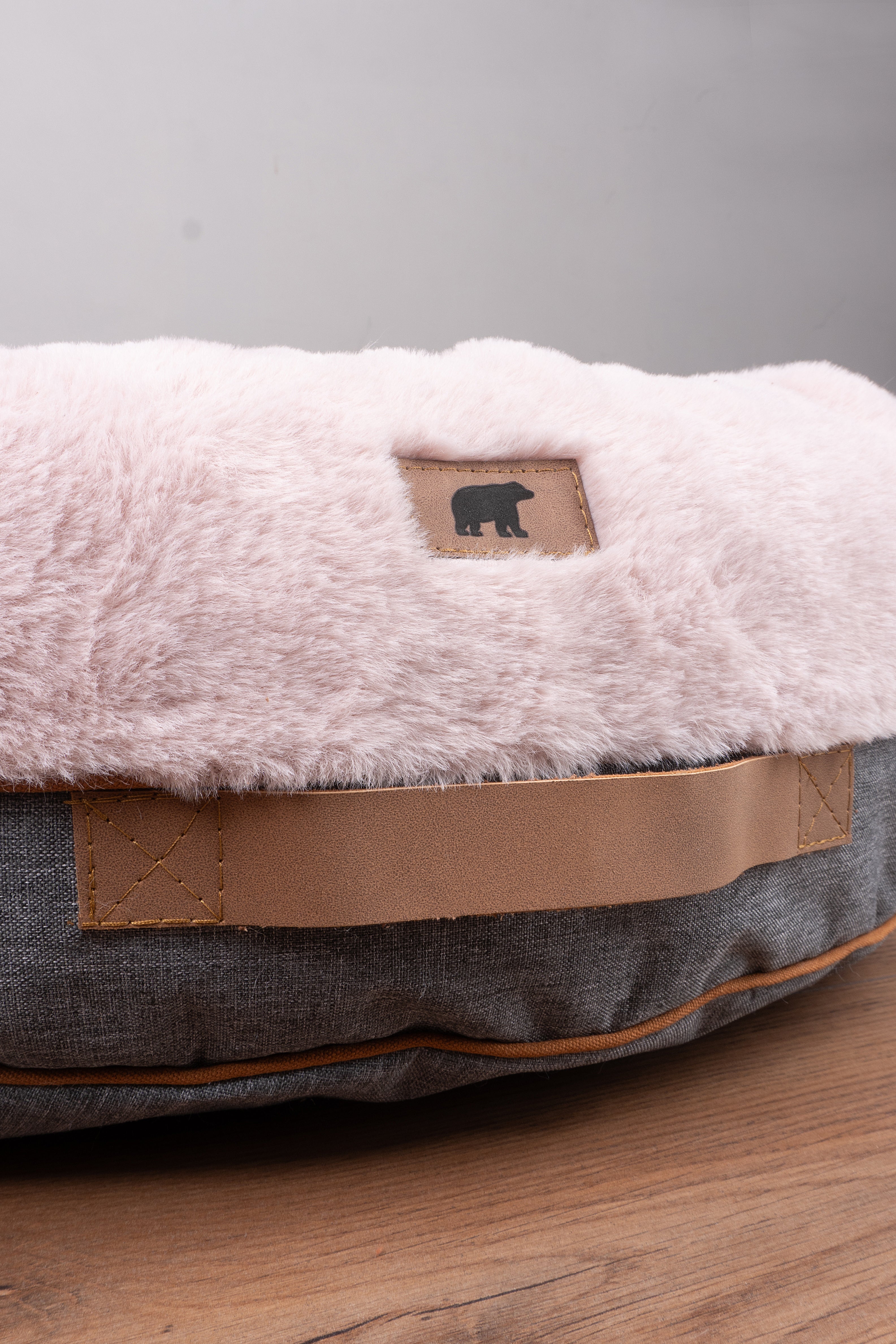 Cozy pink Pouf Pets Paco Palo Rosa pet bed with a soft, plush surface and non-slip base, perfect for pet relaxation.