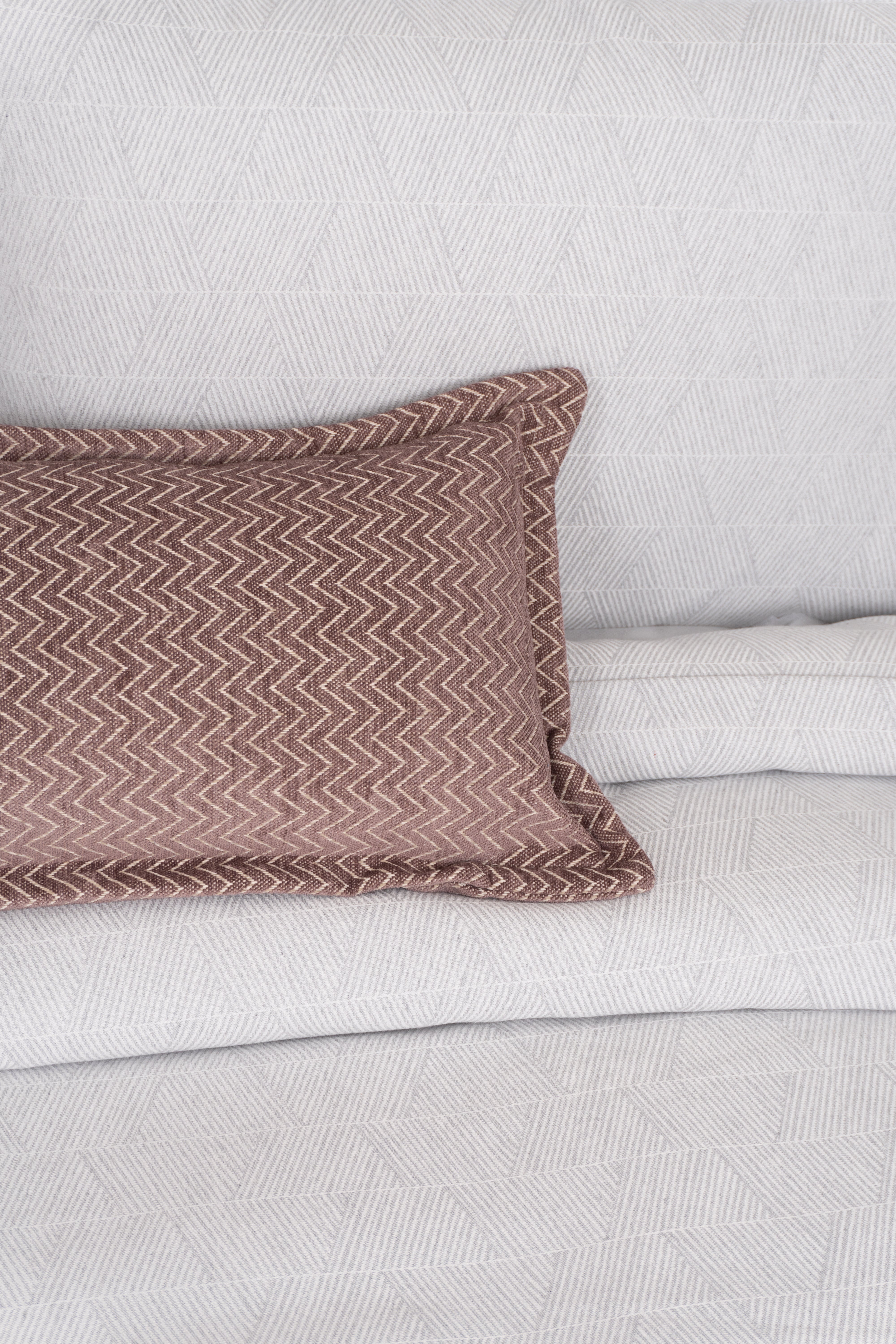 Forro Cojín Zamia Lila Riñonero