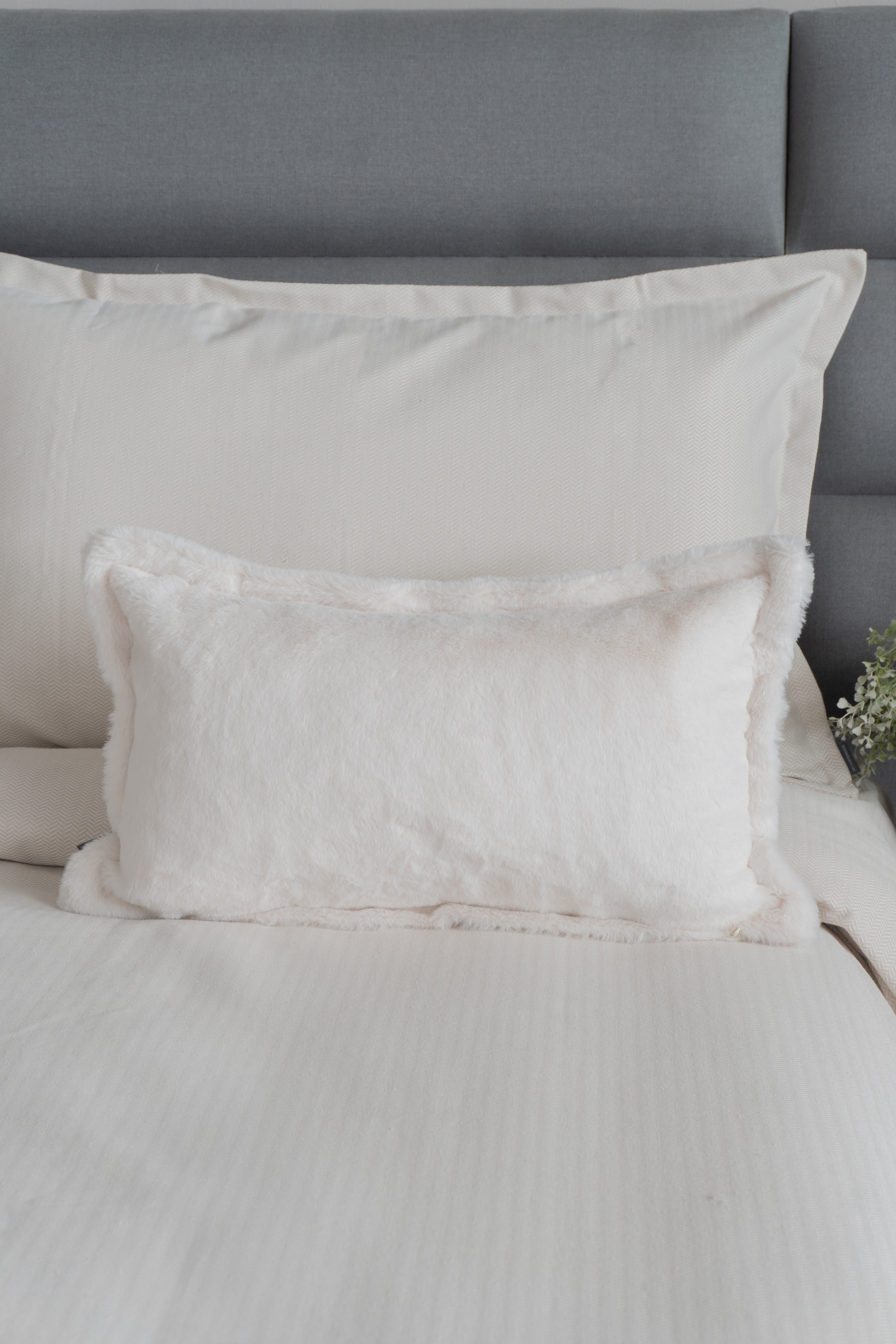 Soft and elegant Forro Cojín Bruselas Crudo cushion cover in a warm, neutral tone, perfect for cozy home decor.