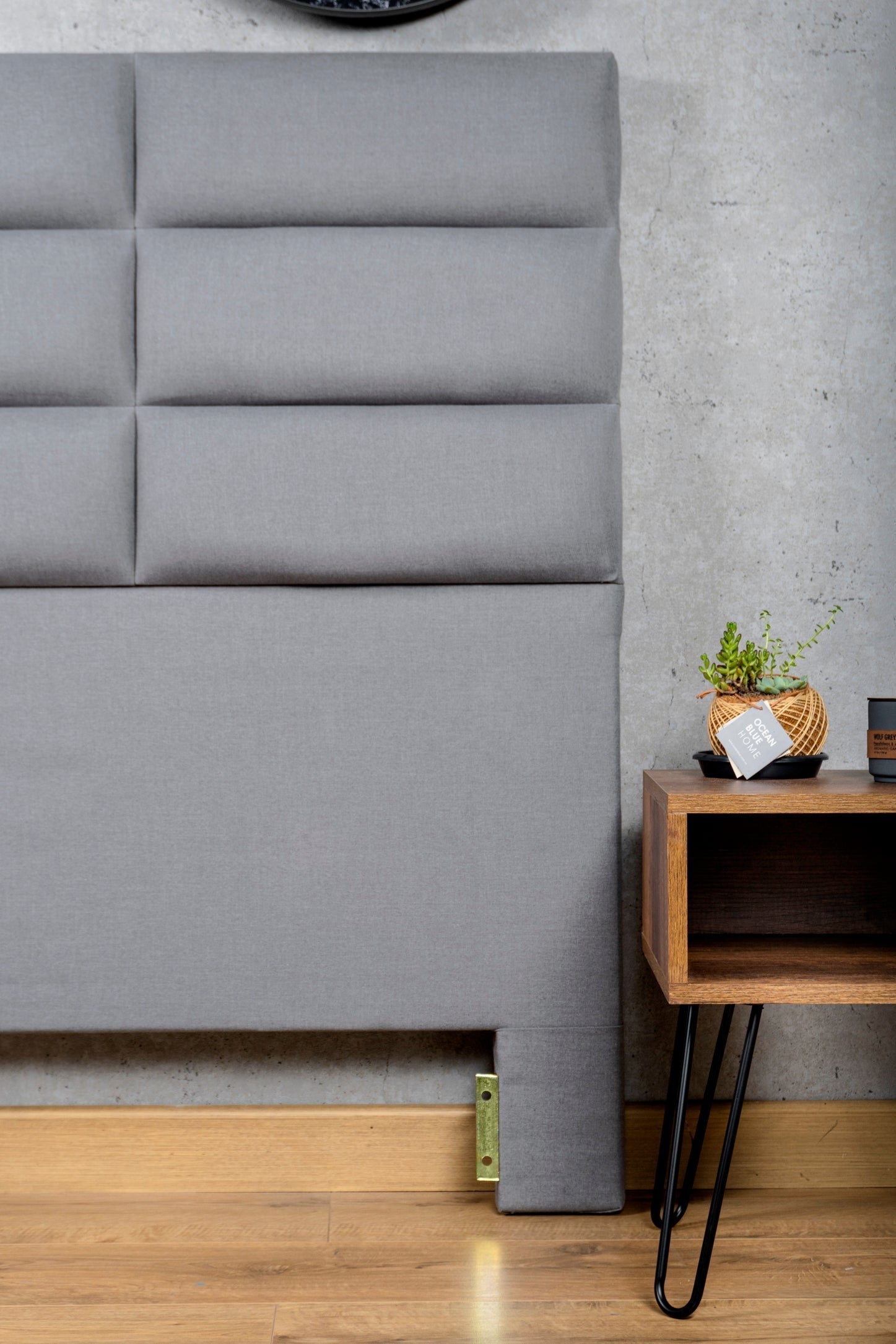 Elegant Cabecero York headboard with a contemporary linen upholstery in gray, featuring side extensions for a cohesive bedroom look.