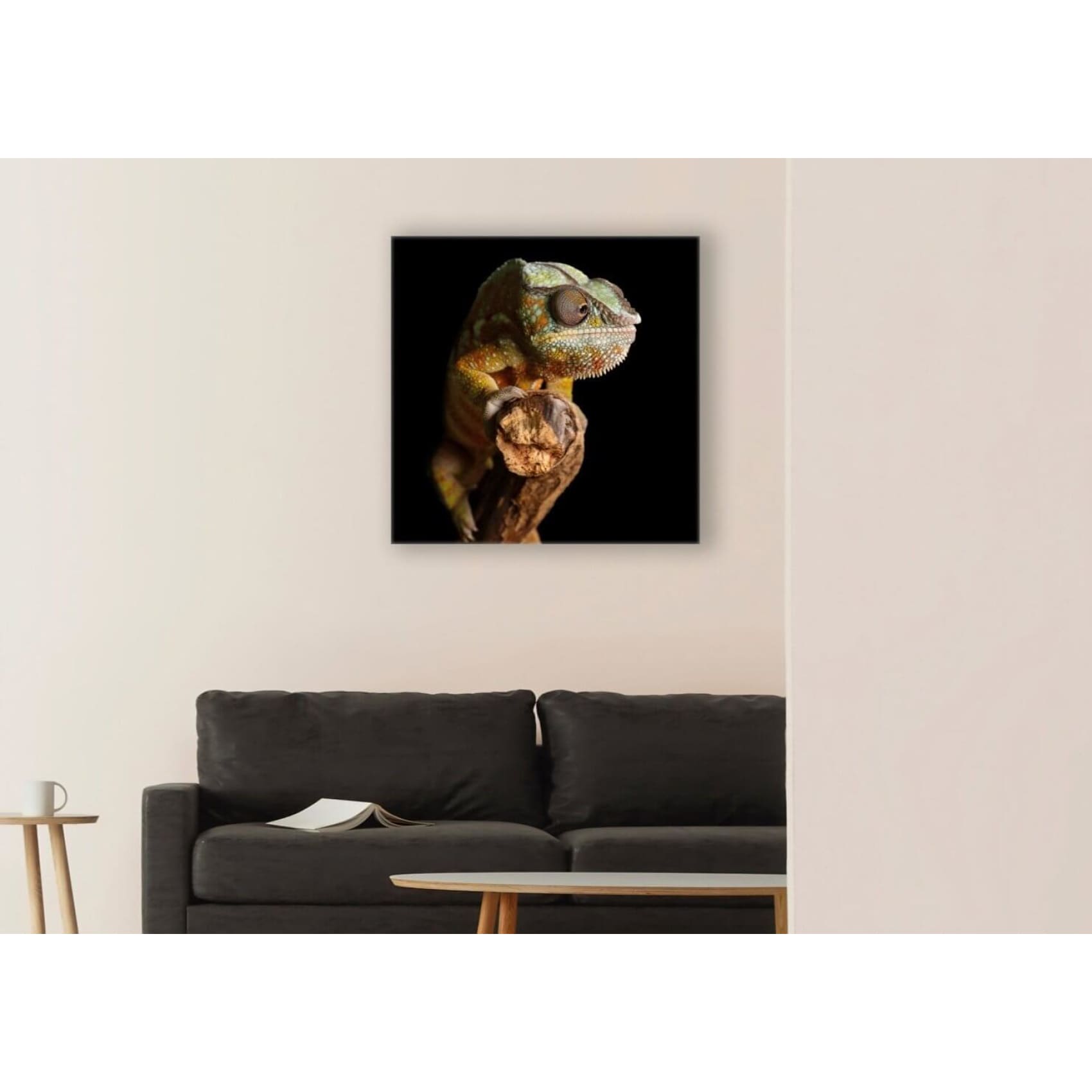 Vibrant Cuadro Camaleón art print showcasing stunning colors and sharp details on premium canvas, perfect for stylish home decor.