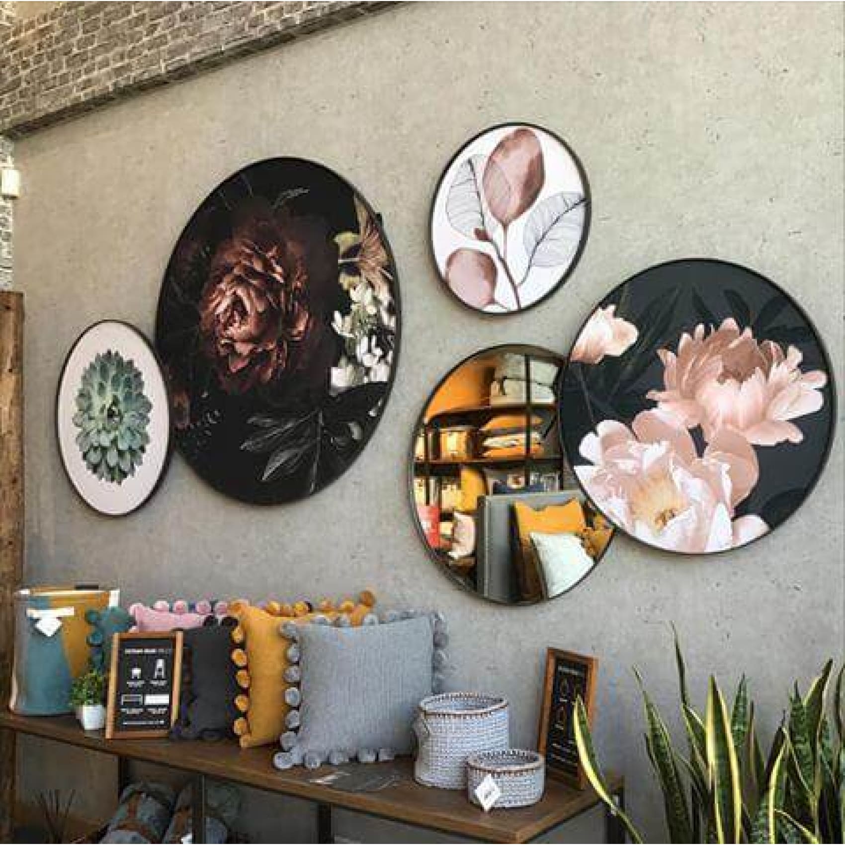Vibrant Cuadro Red. Granadina round canvas print, elegantly framed in MDF, adding a sophisticated touch to any space.