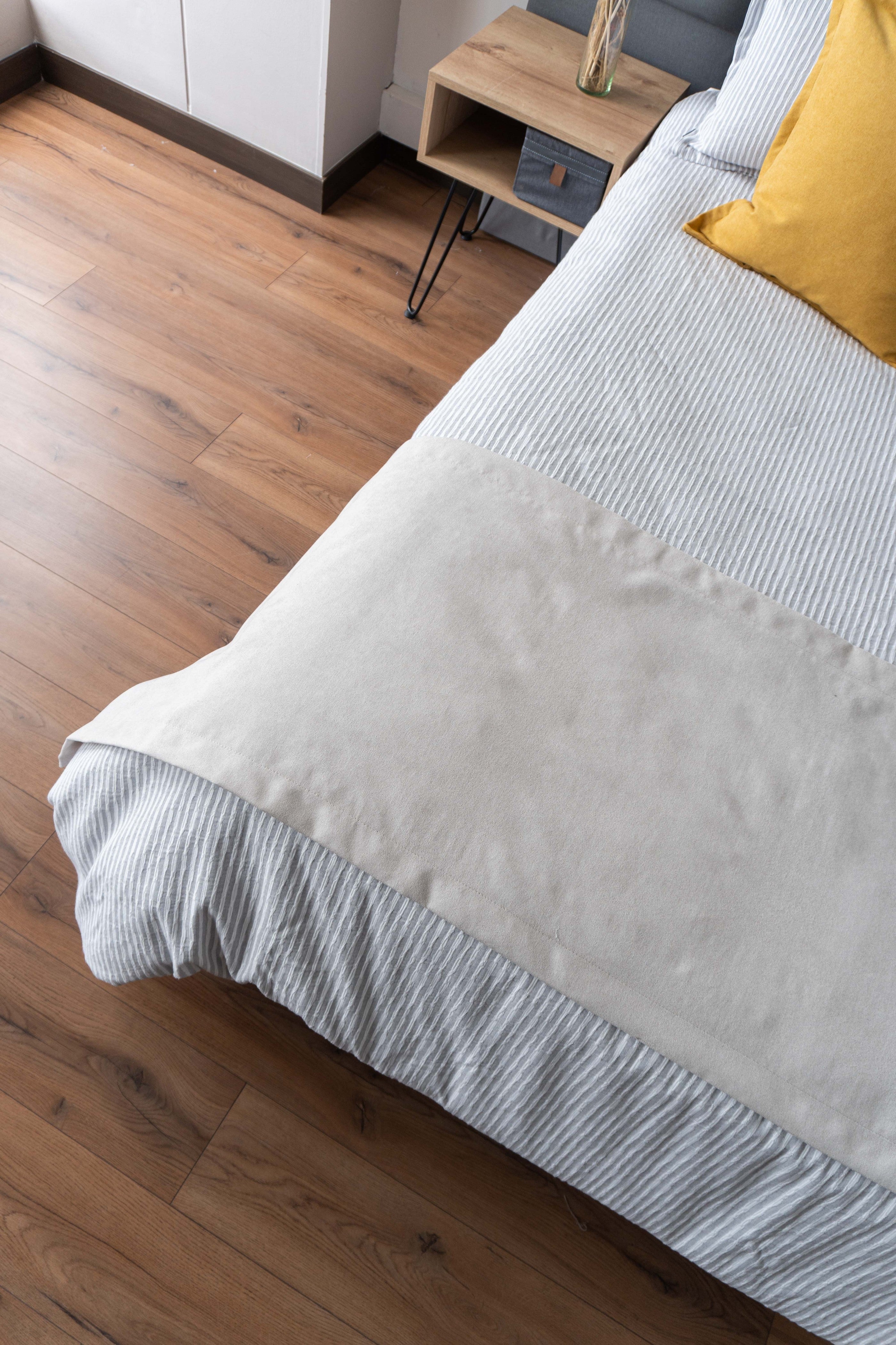 Pie de Cama Dalia Beige