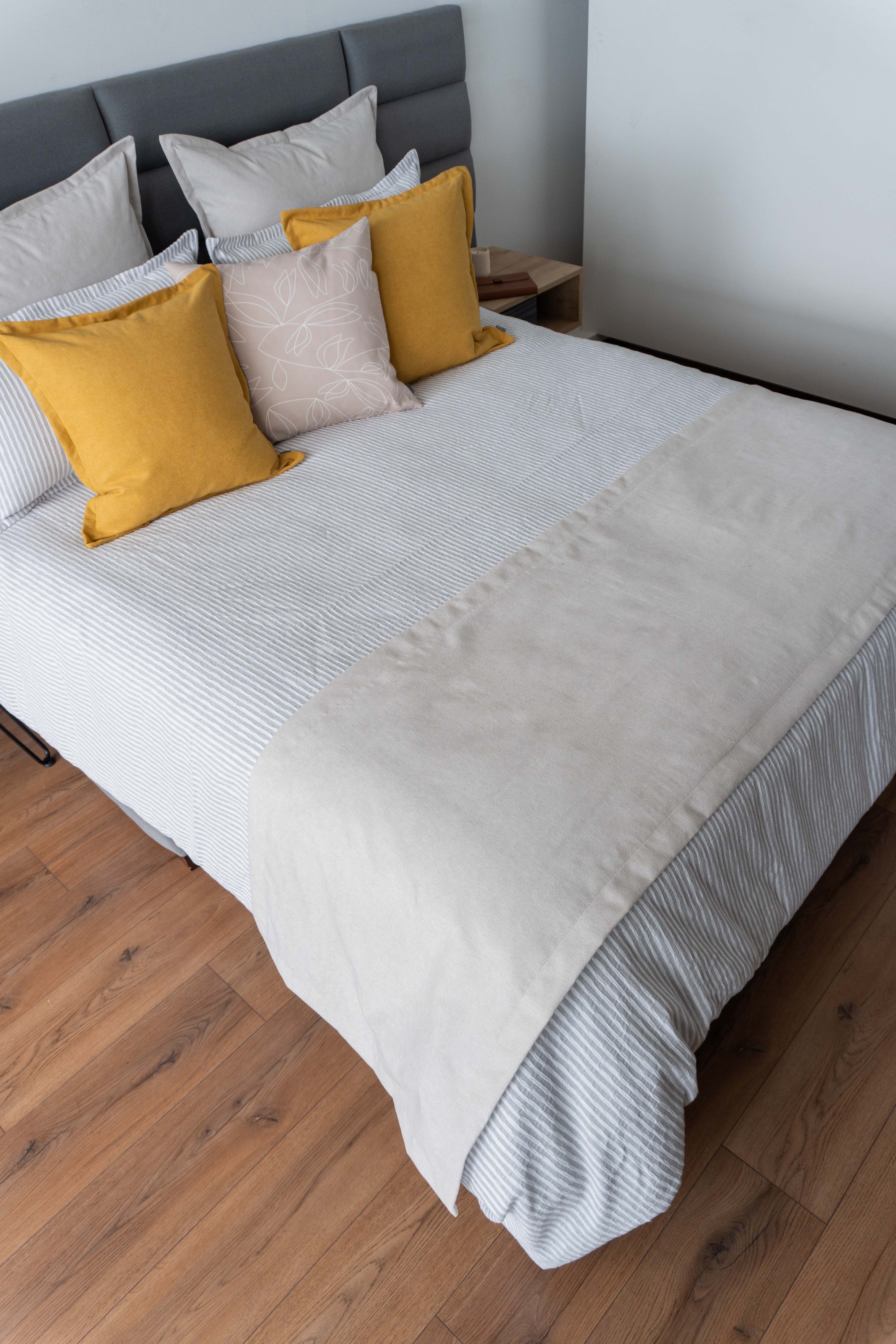 Pie de Cama Dalia Beige