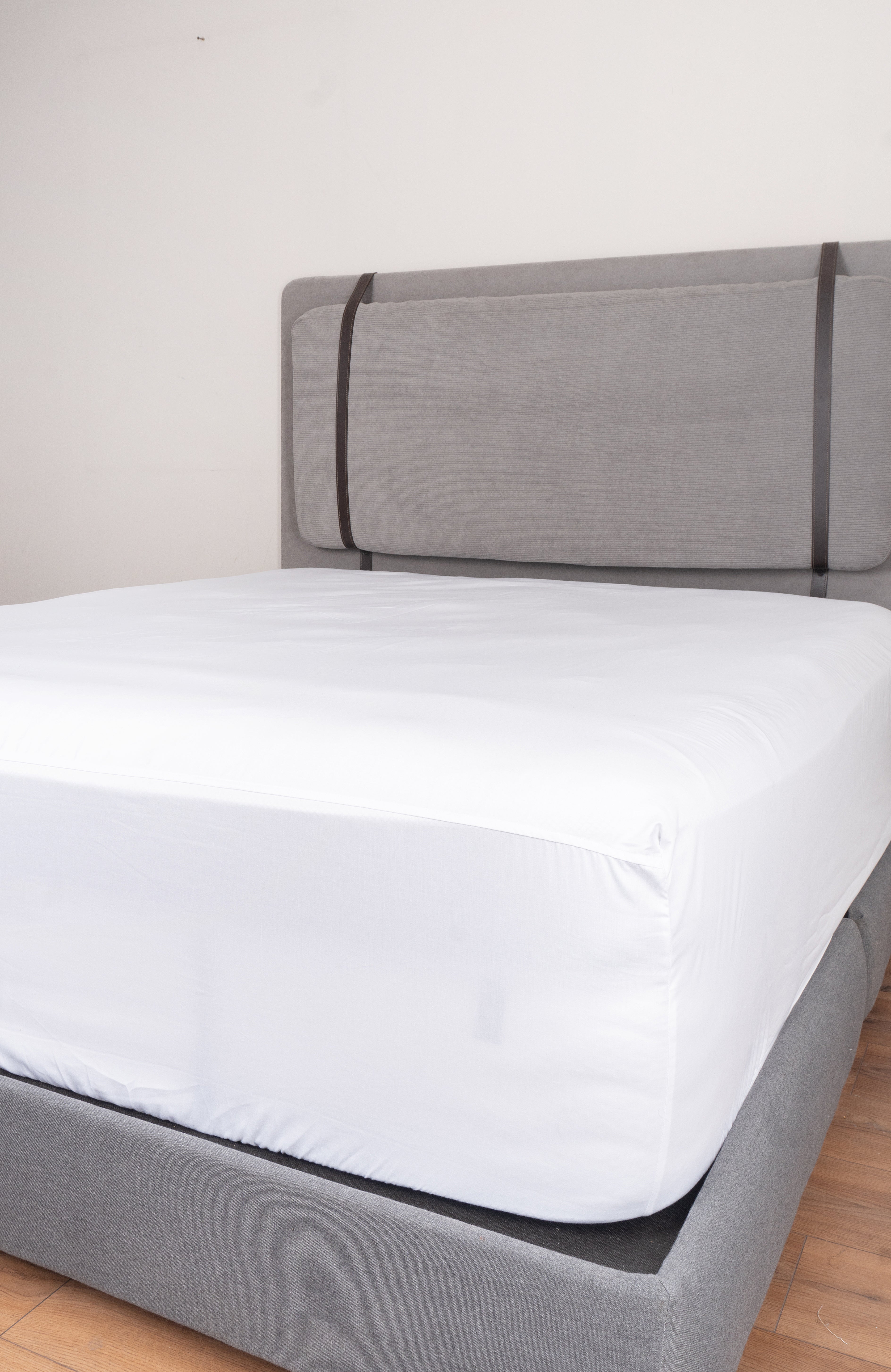 Luxurious Mediterrane fitted sheet in soft, high-quality 250-thread-count fabric, blending cotton and polyester for ultimate comfort.