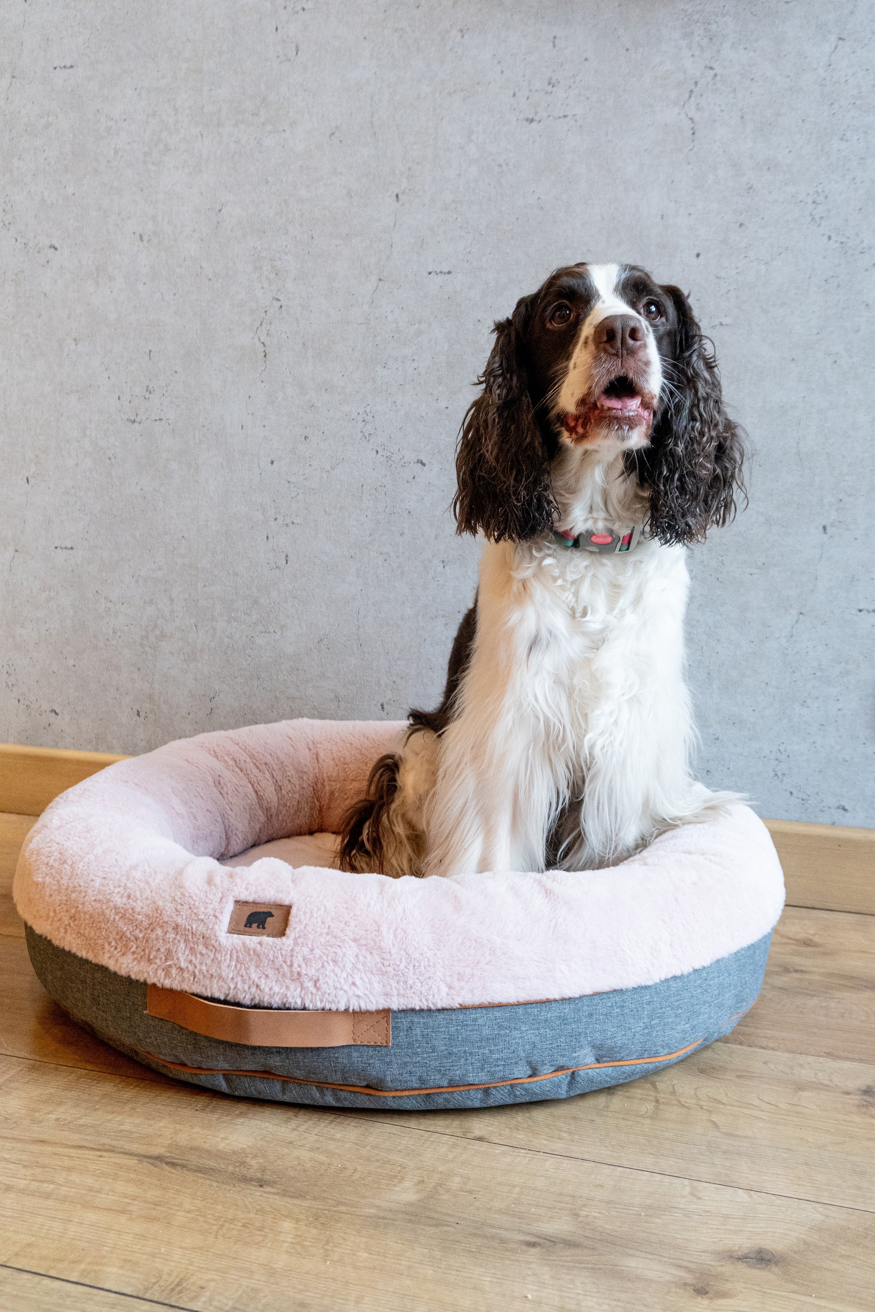 Cozy pink Pouf Pets Paco Palo Rosa pet bed with a soft, furry texture and non-slip base, perfect for pet relaxation.