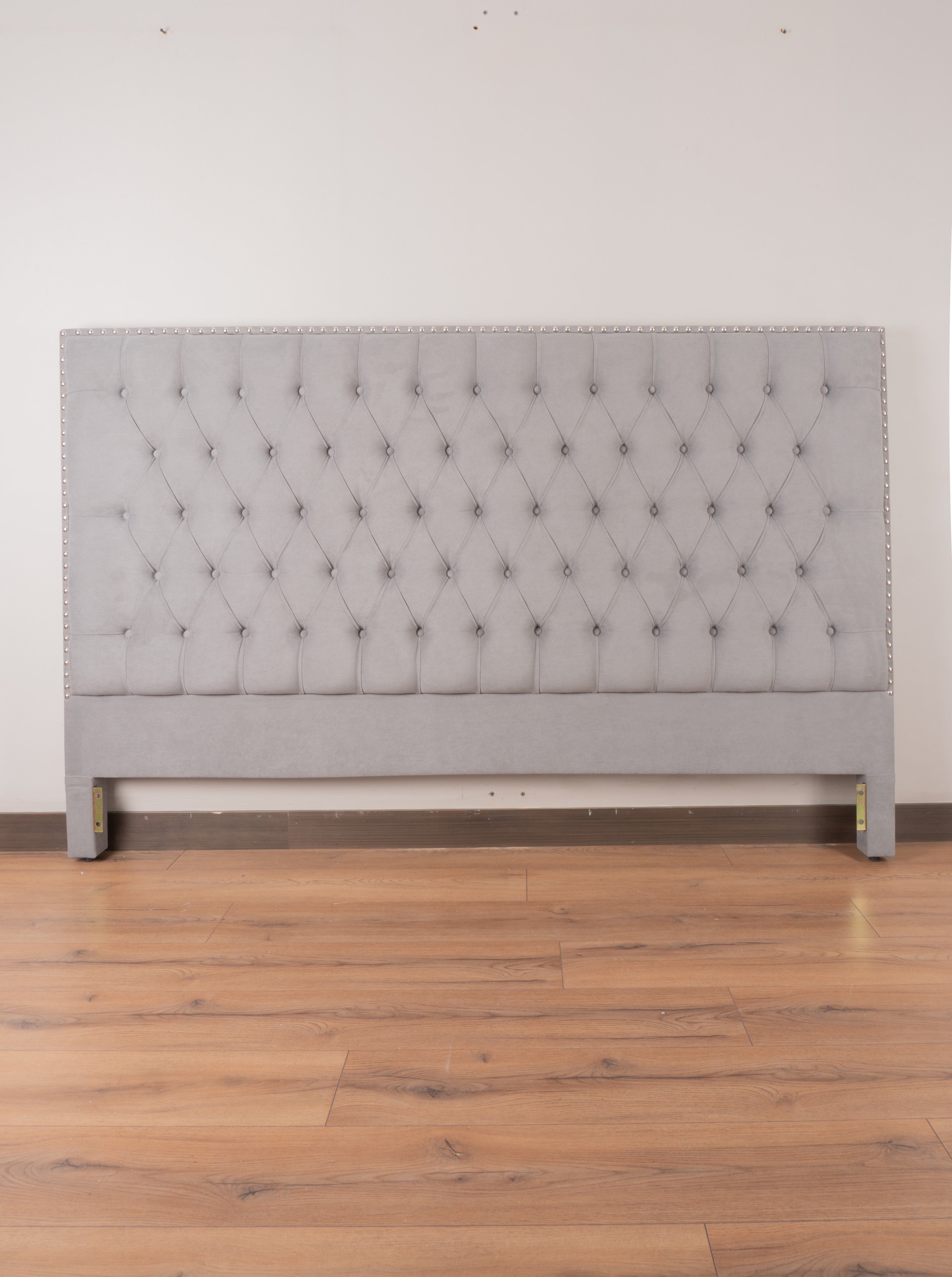 Elegant Cabecero Porto headboard with sleek, contemporary lines, upholstered in soft canvas for a sophisticated bedroom look.