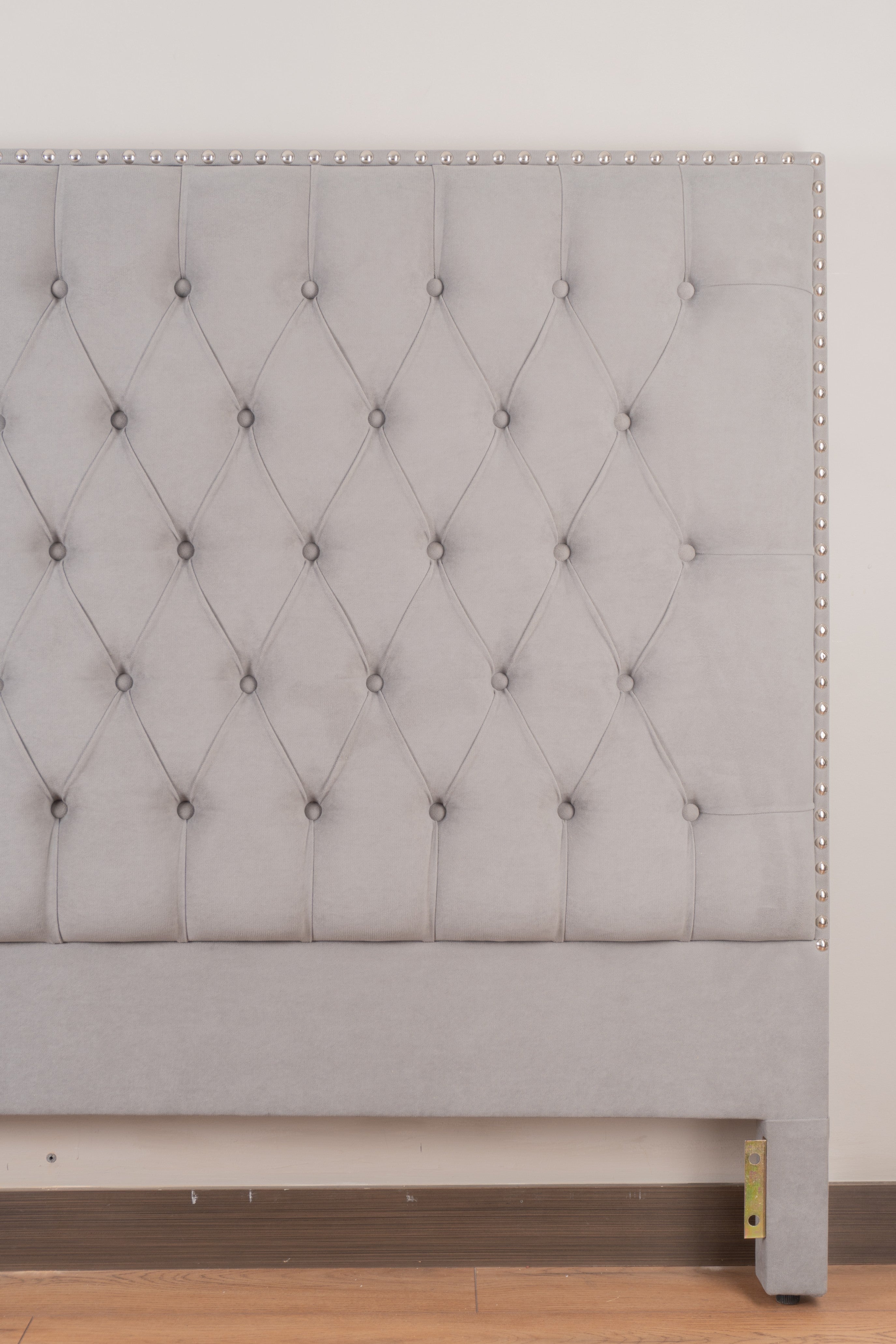 Elegant Cabecero Porto headboard with sleek lines, upholstered in a sophisticated beige canvas for a modern bedroom look.