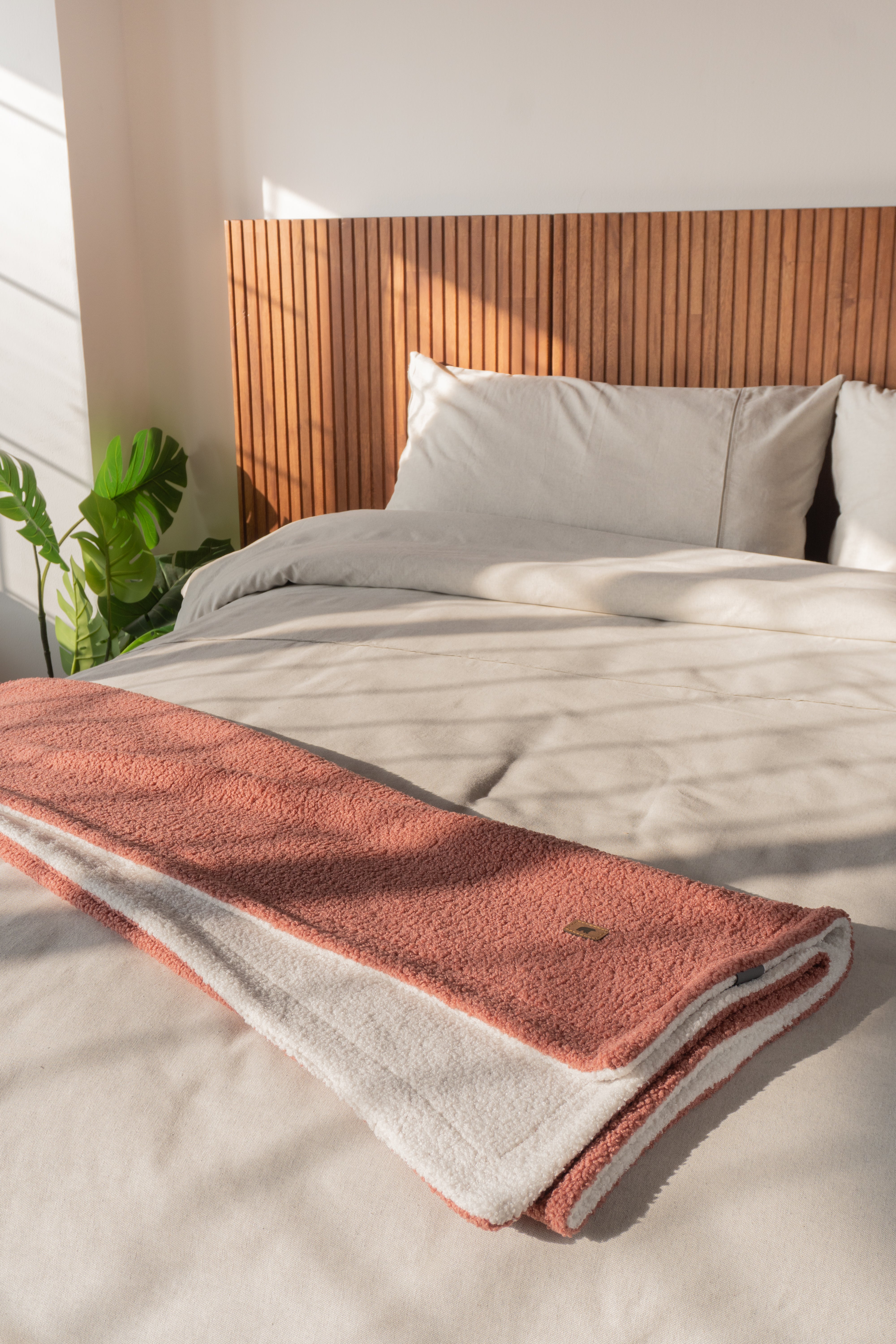 Manta Nordic Berenjena Ivory